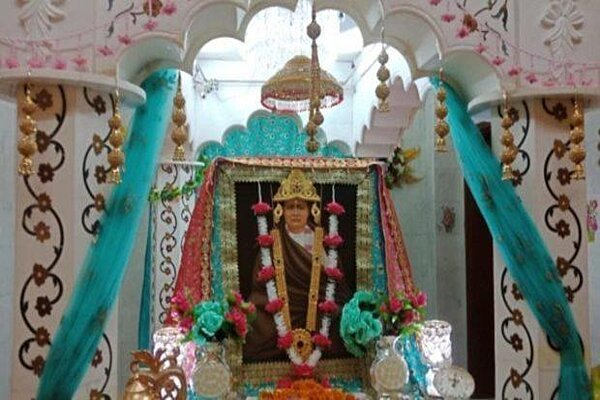 పాక్ లో వందేళ్ల నాటి మందిరంలో హిందువుల ప్రార్ధనలు