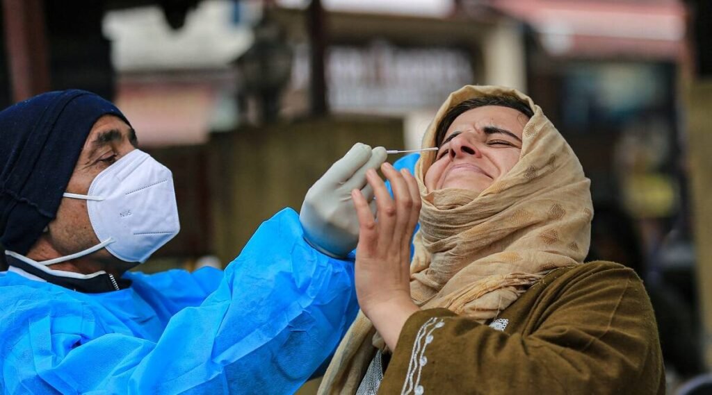 లక్ష దిగువకు పడిపోయిన కరోనా కొత్త కేసులు