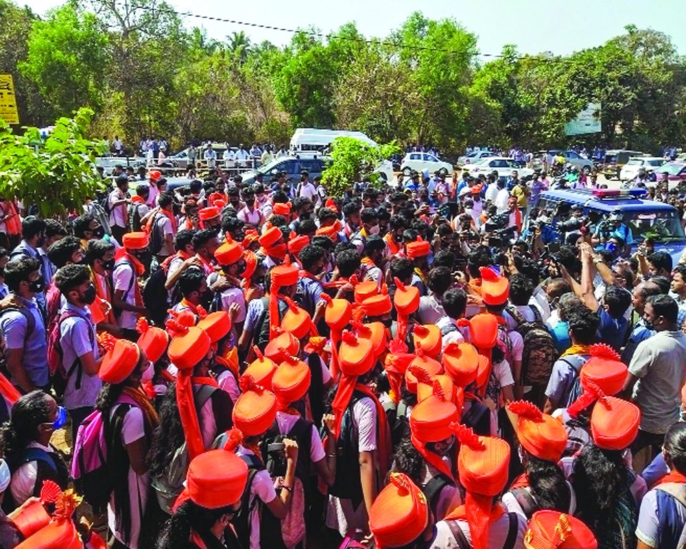 కొంత మంది హిజాబ్ వివాదంను రాజేస్తున్నారు