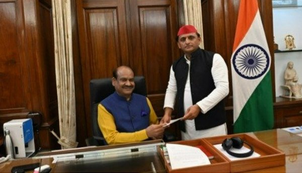 అనూహ్యంగా అఖిలేష్ ఎంపీ పదవికి రాజీనామా