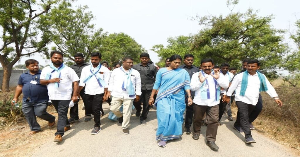 ఎస్టీలు, గొర్రెకాపరుల భూముల జోలికొస్తే ఊరుకోం: షర్మిల