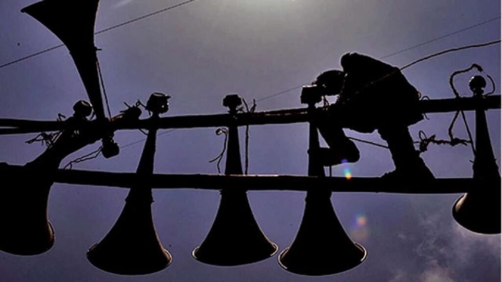 లౌడ్ స్పీకర్ల వివాదం కేంద్రంపై నెట్టిన శివసేన