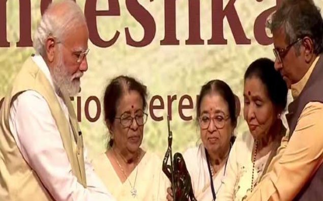 లతామంగేష్కర్ తొలి స్మారక అవార్డును స్వీకరించిన మోదీ