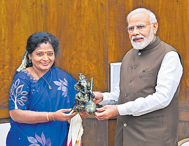 కేసీఆర్ పై ప్రధాని మోదీకి తమిళశై ఫిర్యాదు!