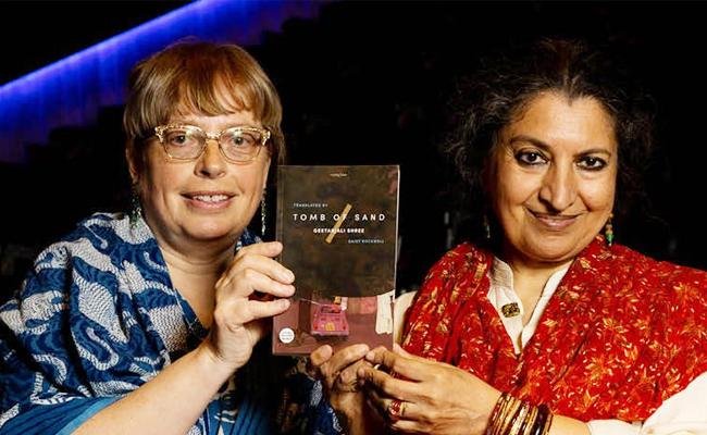 భారత రచయిత్రి గీతాంజలి శ్రీకి బుకర్ ప్రైజ్