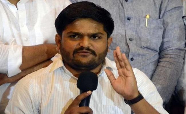 గుజరాత్ లో కాంగ్రెస్ కు హార్దిక్ పాటిల్ రాజీనామా