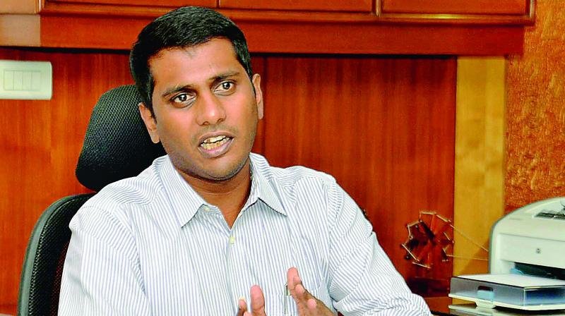 విశాఖ మాజీ మున్సిపల్ కమిషనర్ కు మూడు నెలల జైలు!