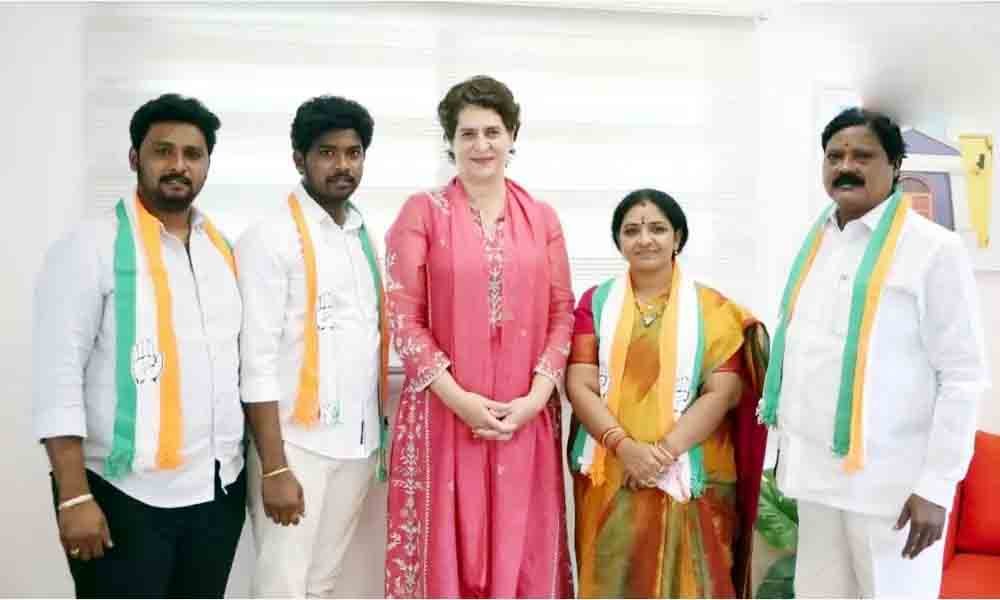 కాంగ్రెస్ లో టీఆర్ఎస్ మాజీ ఎమ్యెల్యే ఓదెలు దంపతులు