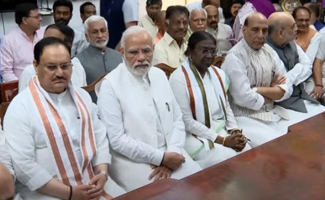 ఎన్డీఏ రాష్ట్రపతి అభ్యర్థిగా ద్రౌపది ముర్ము నామినేషన్ దాఖలు