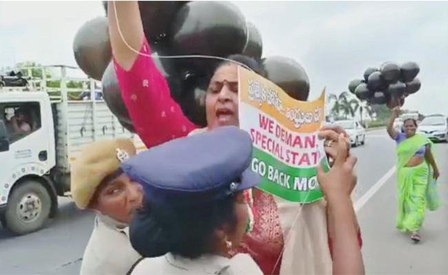 మోదీ పర్యటనలో నల్లబెలూన్ల కలకలం.. కాంగ్రెస్ నేతలు అరెస్ట్