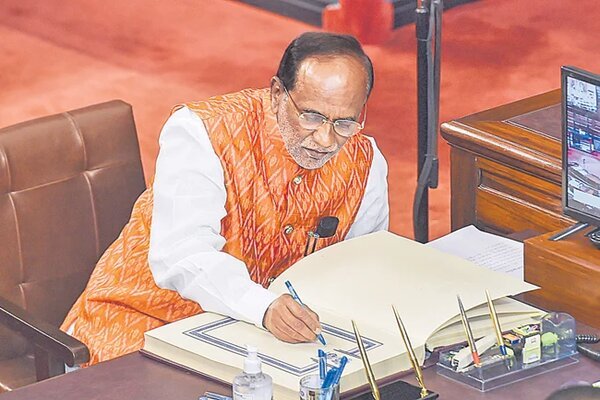 టీఆర్ఎస్ లో `ఏకనాథ్ షిండే’… బాంబు పేల్చిన డా. లక్ష్మణ్