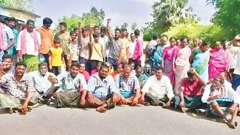 గ్రామాలను తెలంగాణాలో కలపాలంటూ రోడ్డెక్కిన గ్రామస్థులు