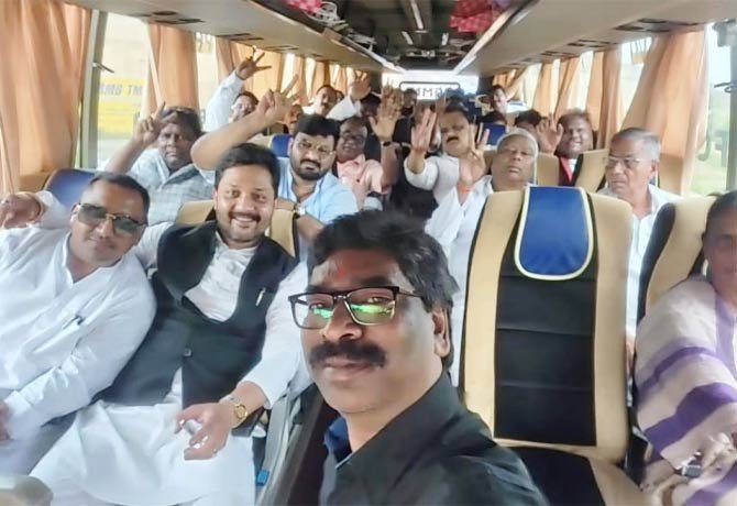 జార్ఖండ్లో రాజకీయ సంక్షోభం… రిసార్ట్ లకు ఎమ్యెల్యేలు