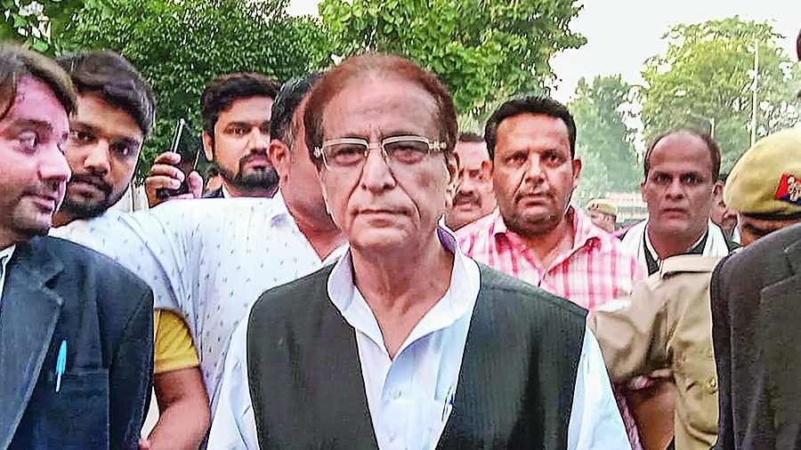 ఎస్పీ నేత ఆజం ఖాన్కు కోర్టు మూడేళ్ల జైలు