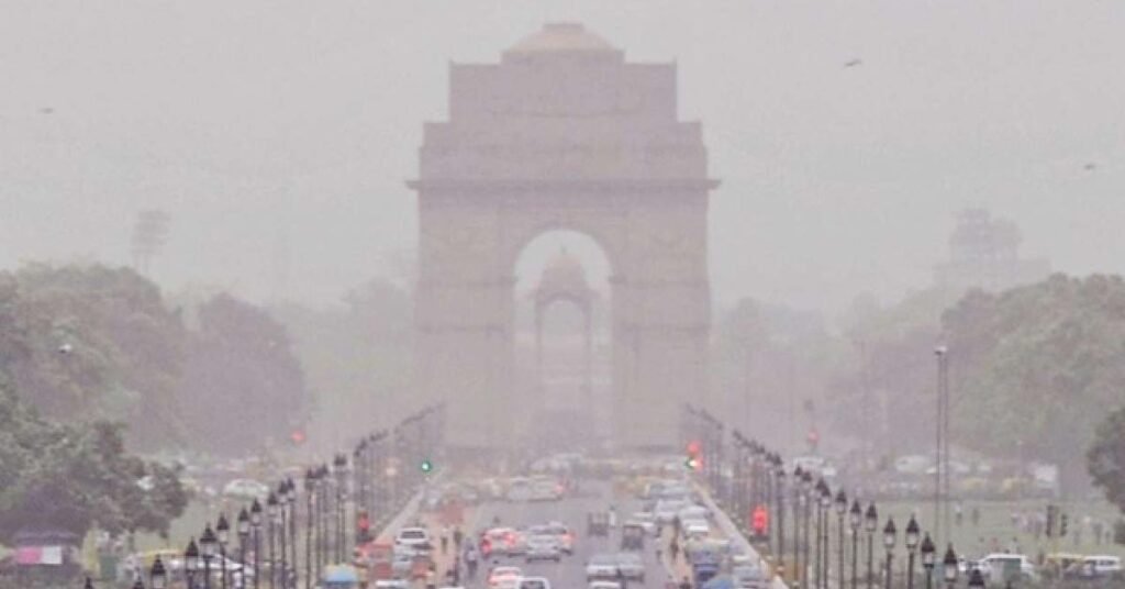 ఢిల్లీని కమ్మేసిన దట్టమైన పొగమంచు