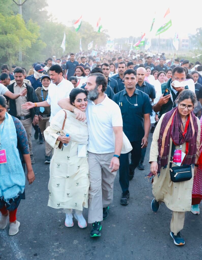 మహిళా ఎమ్మెల్యేకు ముద్దుపెట్టిన రాహుల్ .. బిజెపి ఎద్దేవా