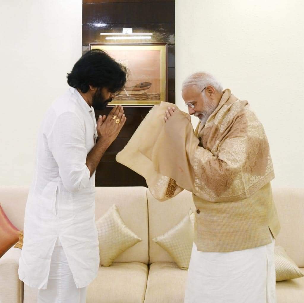 పవన్ కల్యాణపై కేసు, జనసేన శ్రేణులపై వేధింపులు