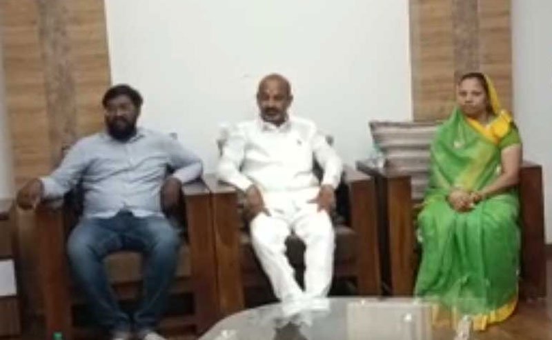 సంజయ్ ని కలిసిన ఎమ్మెల్యే రాజాసింగ్ భార్య