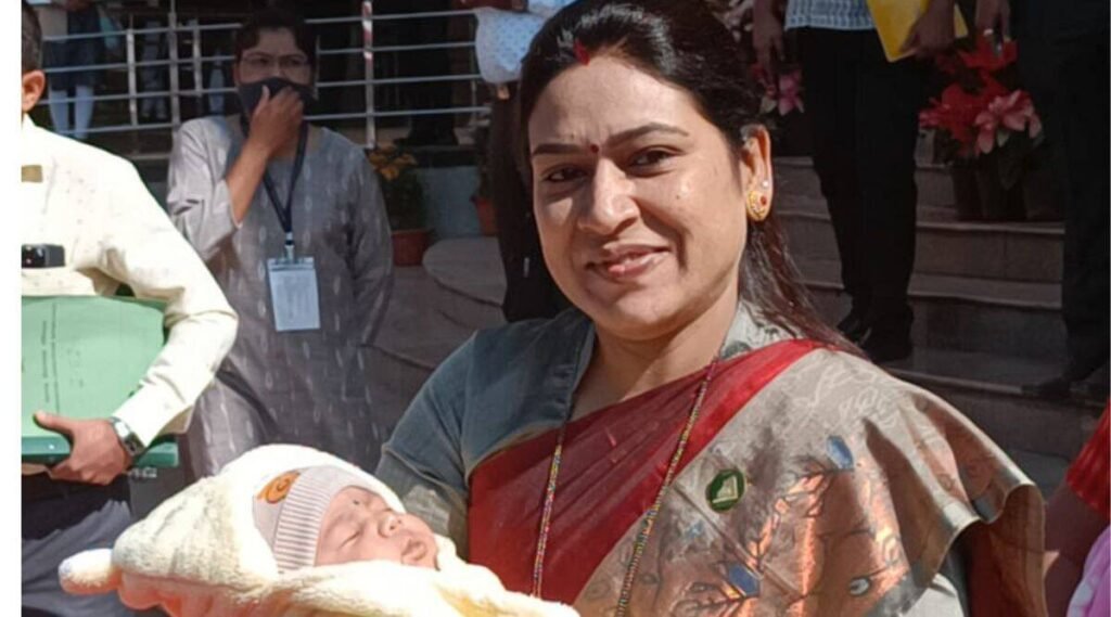 చంటిబిడ్డతో అసెంబ్లీ సమావేశాలకు హాజరైన ఎమ్మెల్యే