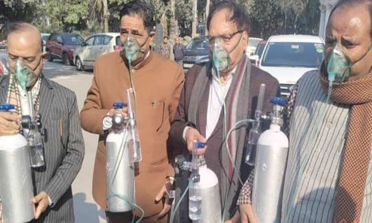 ఆక్సీజన్ సిలిండర్లతో ఢిల్లీ అసెంబ్లీకి బీజేపీ ఎమ్మెల్యేలు