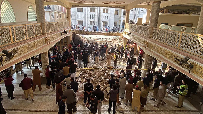 పాక్ మసీదులో భీకరమైన బాంబు దాడి.. 80 మంది మృతి