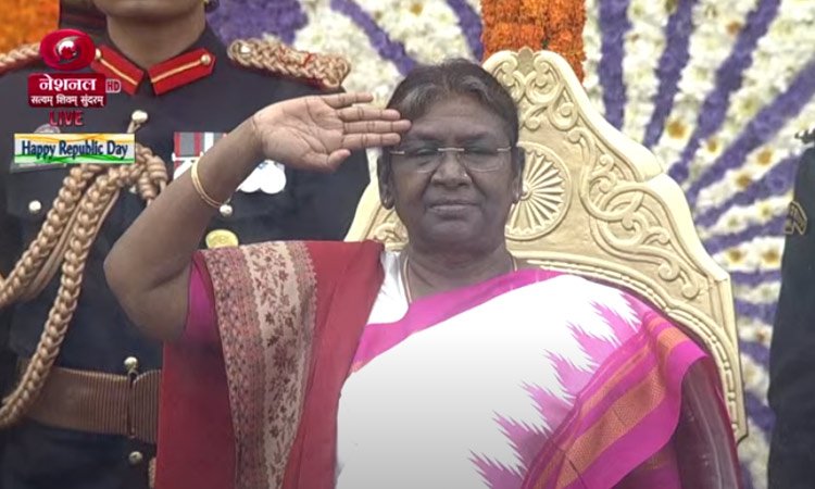 జాతీయ జెండా ఆవిష్కరించిన రాష్ట్రపతి