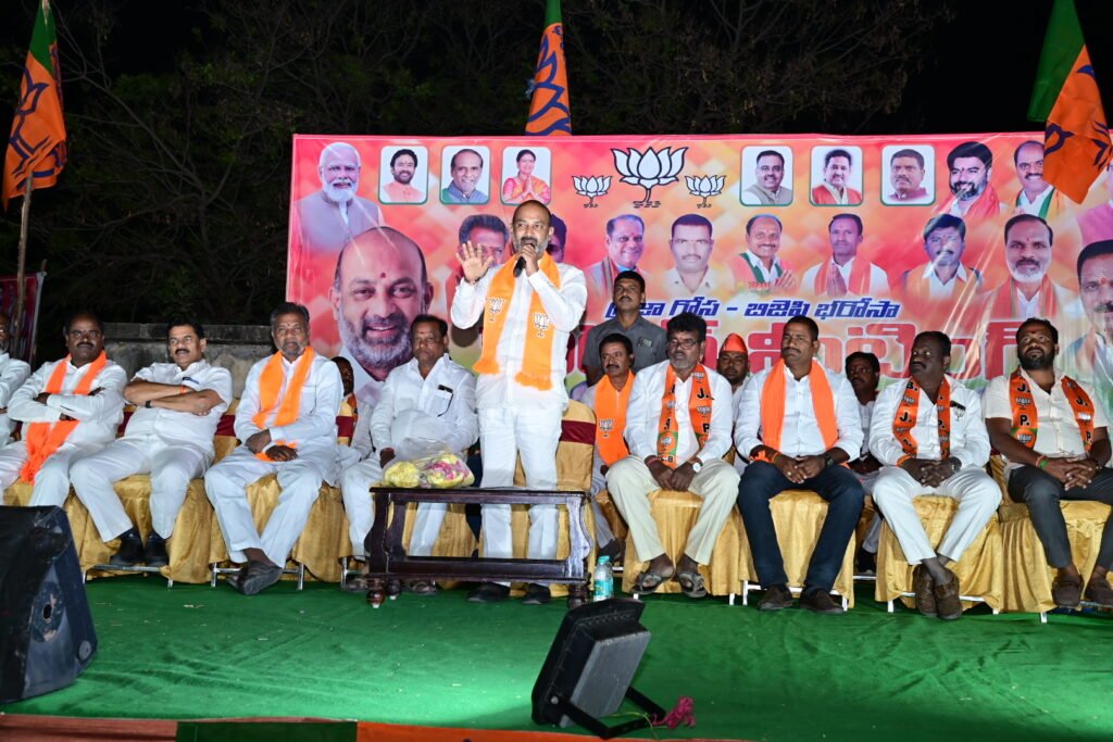 ప్రజాప్రతినిధులను బ్లాక్ మెయిల్ చేస్తున్న కేసీఆర్ … సంజయ్