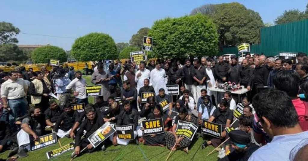 పార్లమెంట్ వద్ద నల్ల చొక్కాలతో ఎంపీల ఆందోళన