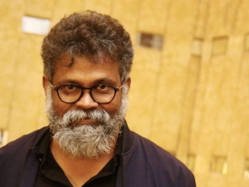 డైరెక్టర్ సుకుమార్ ఇంట్లో, మైత్రీ మూవీస్ కార్యాలయంలో ఐటీ సోదాలు