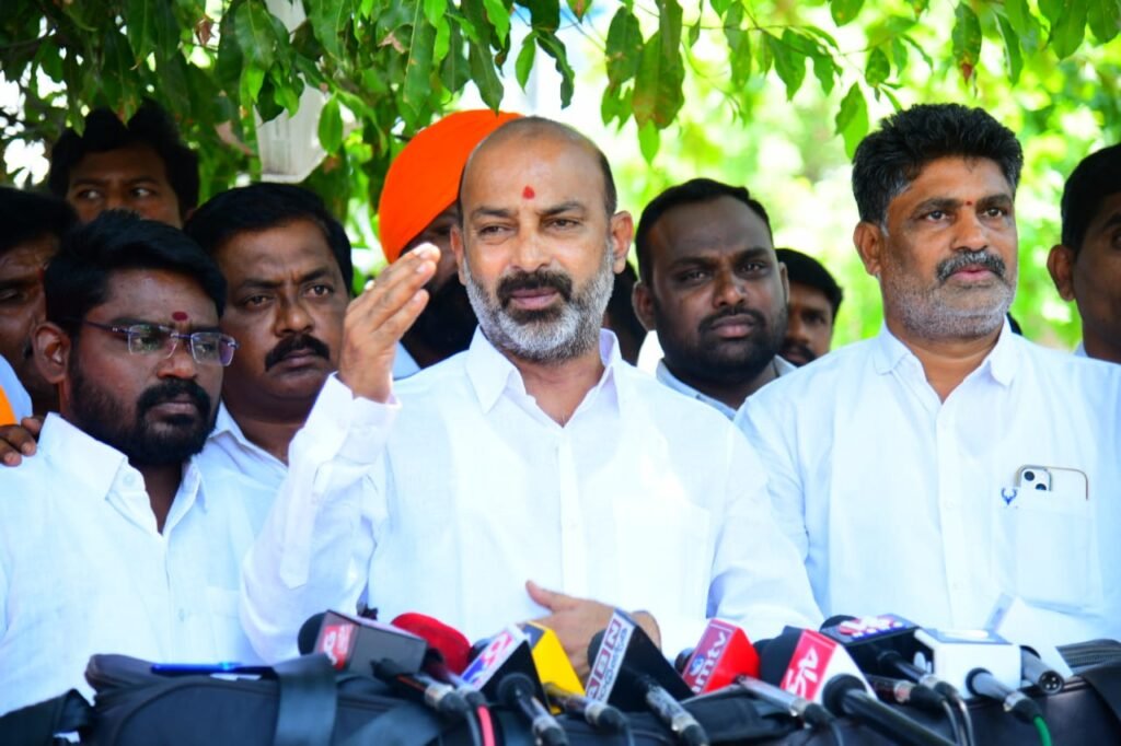 ఉత్సవాల పేరిట ప్రజాధనం దుర్వినియోగం.. సంజయ్