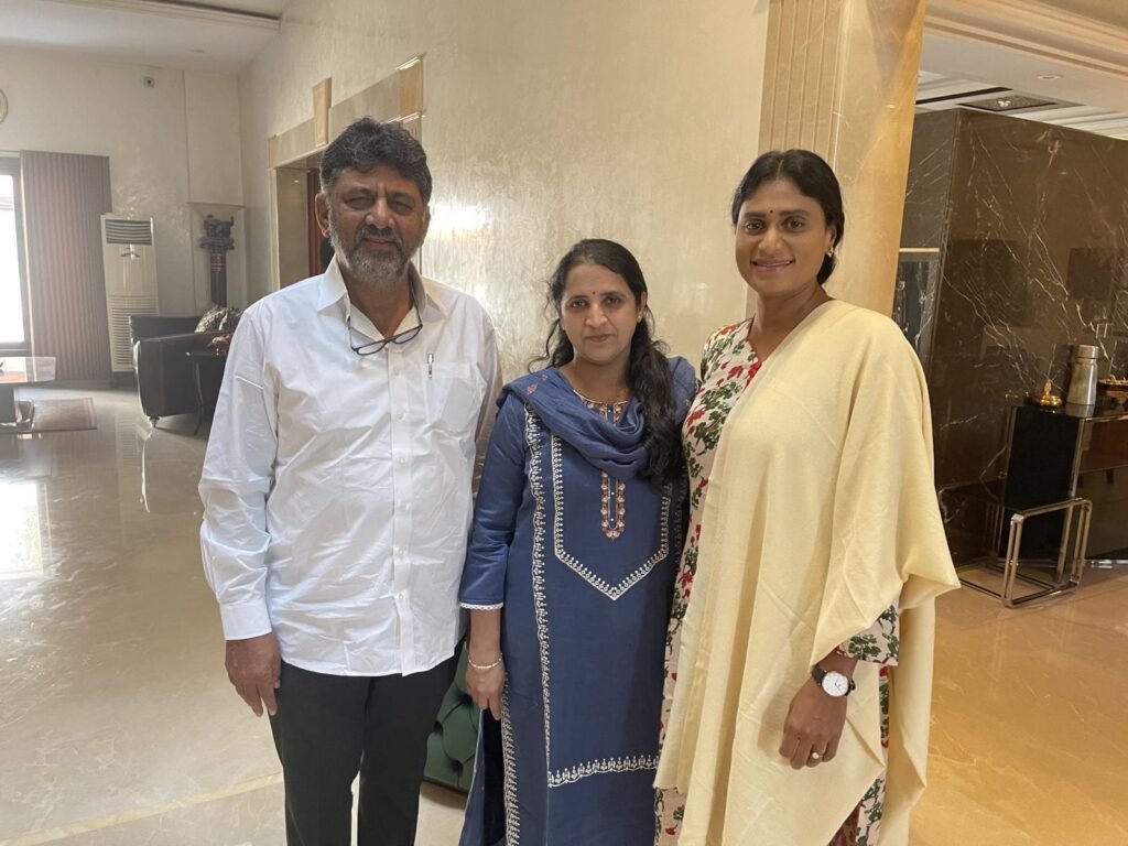 కాంగ్రెస్ లో విలీనం దిశలో వైఎస్ షర్మిల పార్టీ!