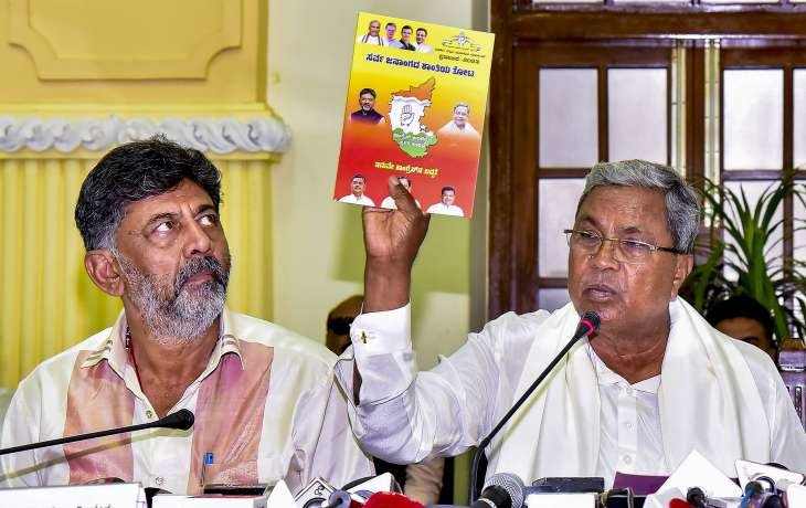 5 హామీలపై తొలి సంతకం చేసిన సిద్దరామయ్య