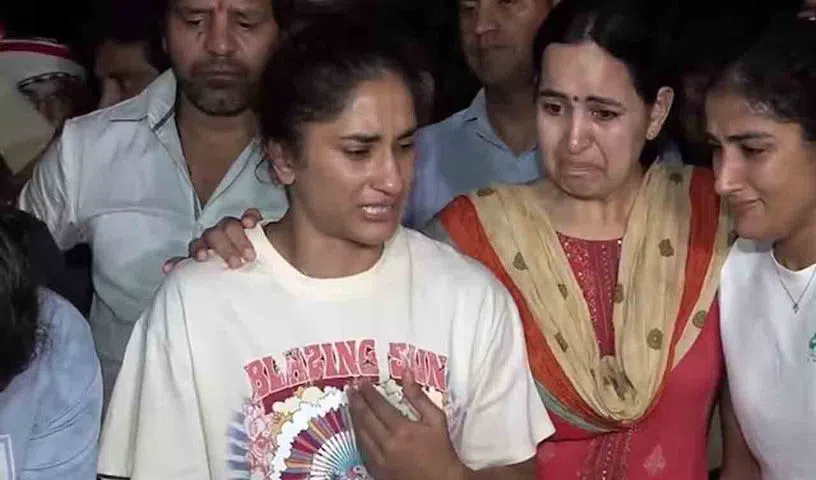 మద్యం తాగొచ్చి రెజ్లర్లను దుర్భషలాడిన పోలీస్