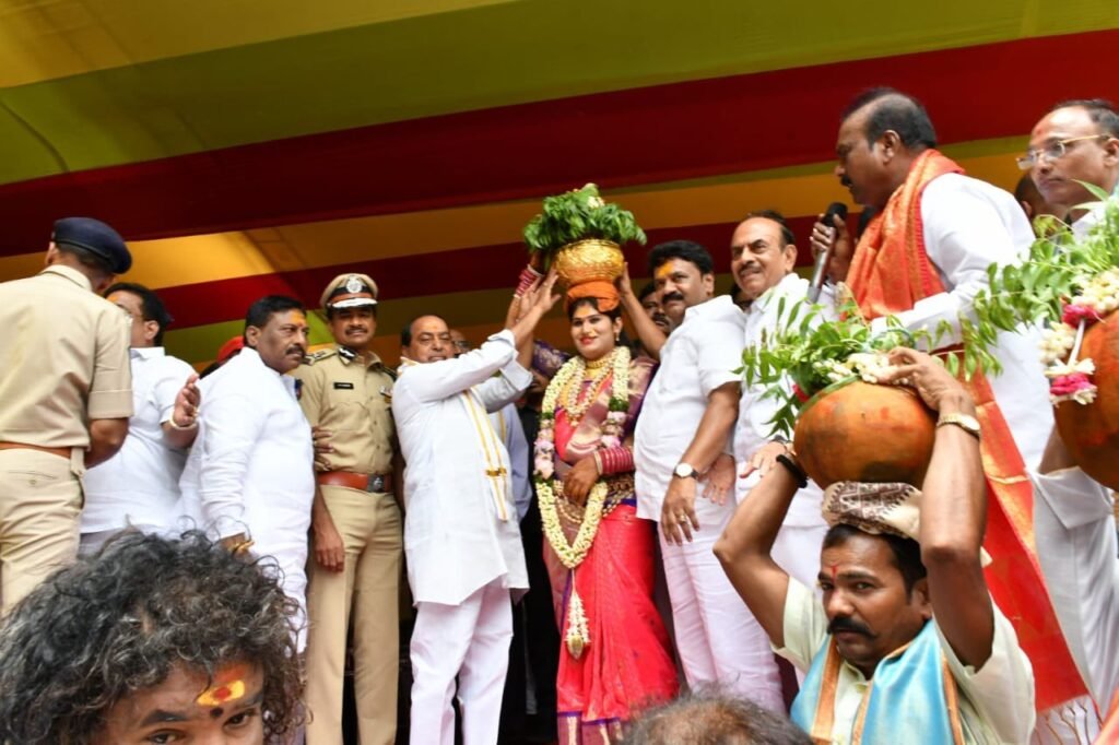 వైభవంగా ప్రారంభమైన గోల్కొండ బోనాలు