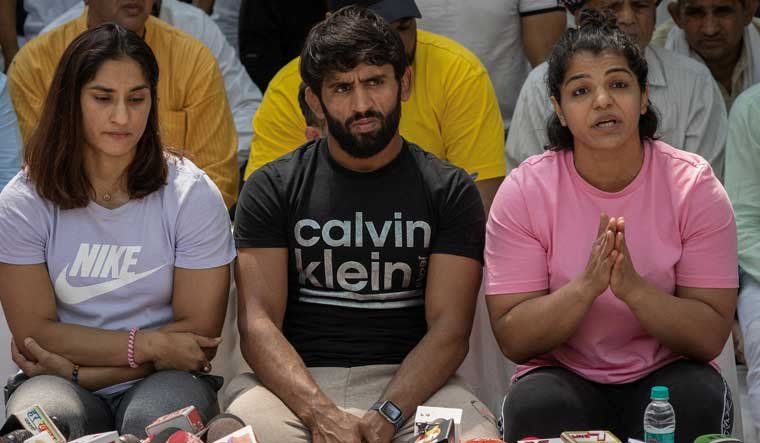 వీధి పోరాటాలకు రేజర్ల స్వస్తి.. న్యాయపోరాటమే!