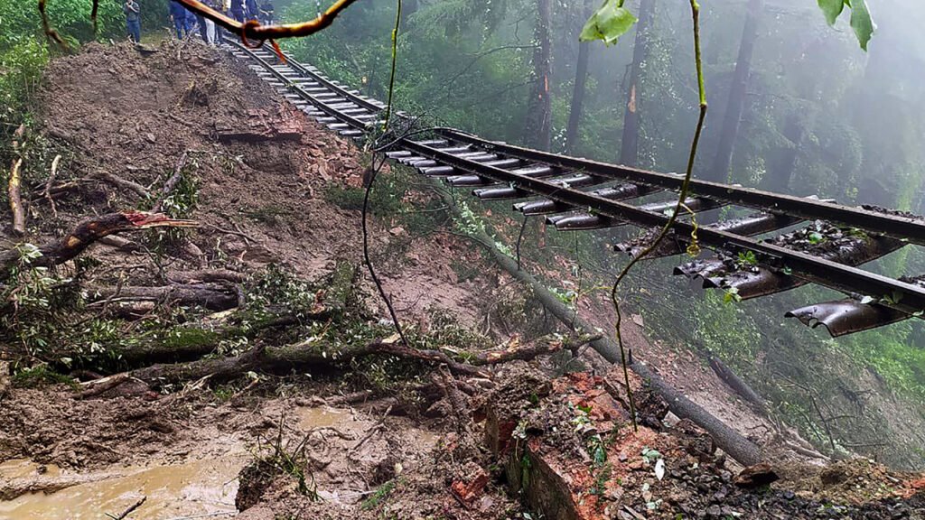 భారీ వర్షాలు, వరదలతో హిమాచల్ ప్రదేశ్లో బీభత్సం