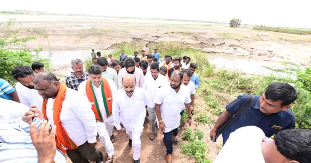 రైతులకు చేసిన సాయంపై శ్వేతపత్రం కోరిన సంజయ్