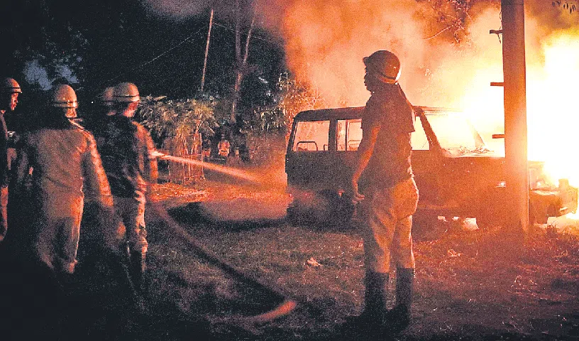 మణిపూర్ లో సీఎం ఇంటిపై దాడి, బీజేపీ, కలెక్టర్ ఆఫీసులకు నిప్పు