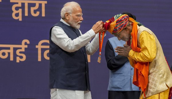 స్థానిక ఉత్పత్తులనే కొనుగోలు చేయాలని ప్రధాని మోదీ పిలుపు