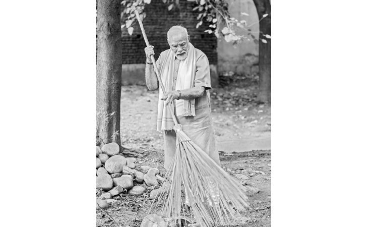 `స్వచ్ఛతాహి సేవా’లో చీపురు పట్టిన ప్రధాని మోదీ