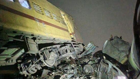 విజయనగరం జిల్లాలో ఘోర రైలు ప్రమాదం … 15 మంది మృతి