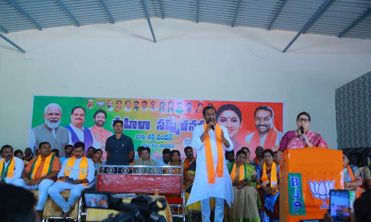 అన్ని కుంభకోణాల్లో సీఎం కేసీఆర్ హస్తం… స్మృతి ఇరానీ