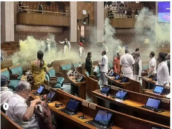 లోక్సభలో టియర్ గ్యాస్ ప్రయోగించిన దుండగులు