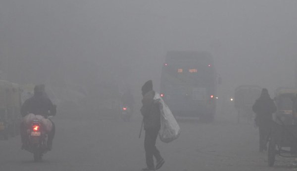 వాయు కాలుష్యంతో ఢిల్లీ వ్యాప్తంగా పొగమంచు