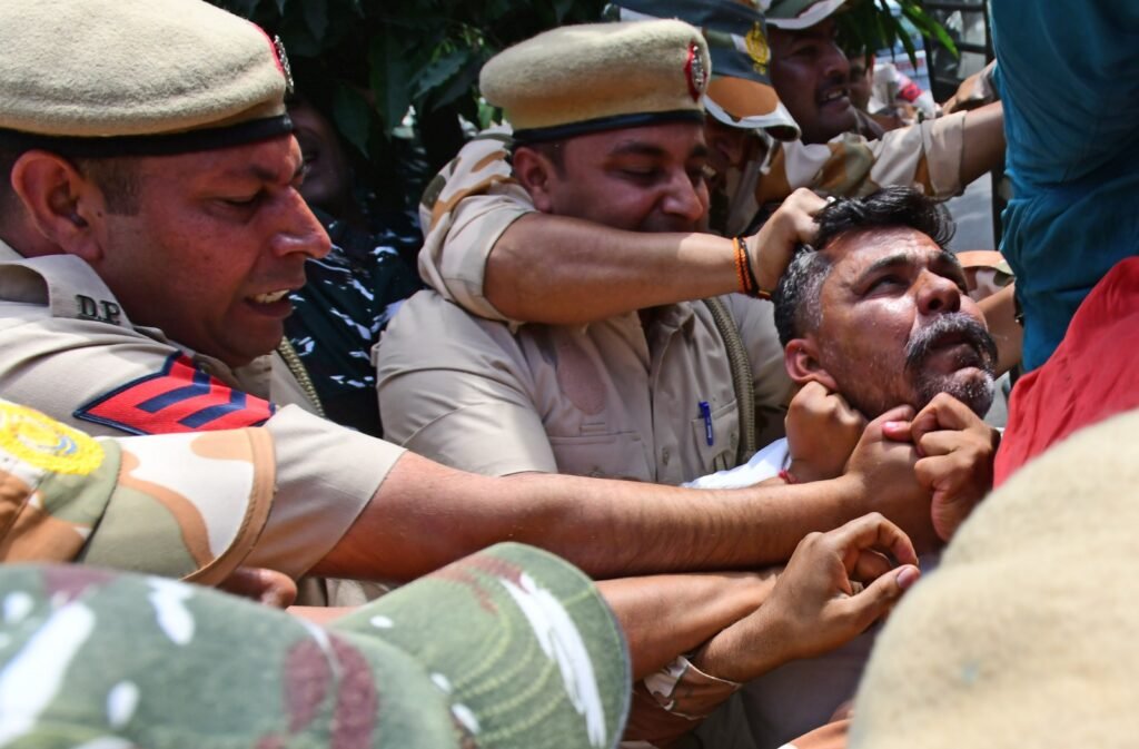ప్రధాని నివాసం వద్ద ఘెరావ్కు ఆప్ కార్యకర్తల యత్నం