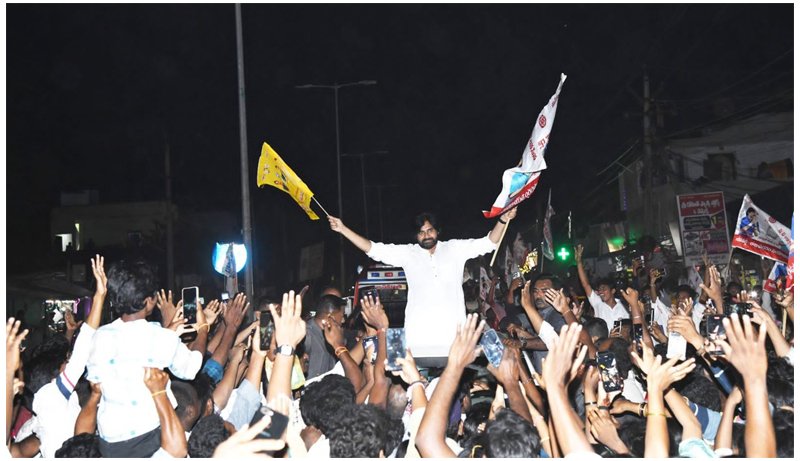 అన్న చిరంజీవిని ఏమైనా అంటే జాగ్రత్త.. పవన్ హెచ్చరిక 