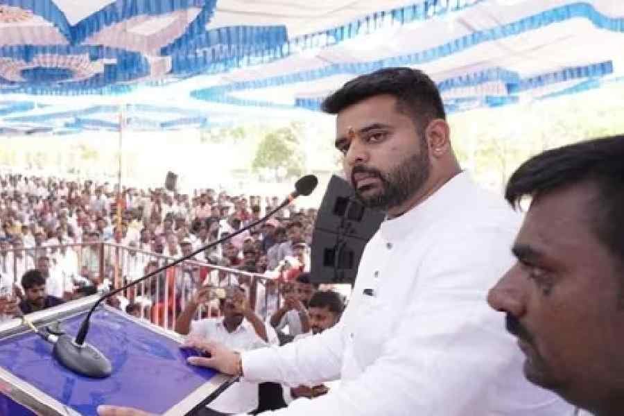 దేవెగౌడ మనవడి లైంగిక వేధింపుల వీడియో వైరల్