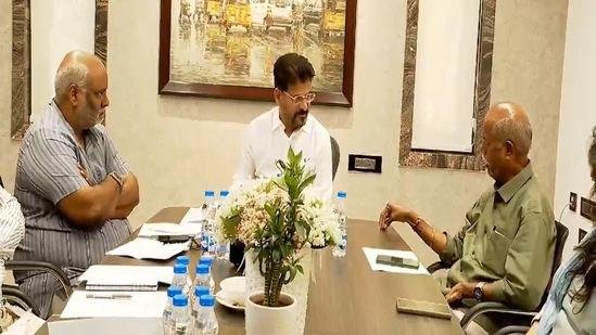 తెలంగాణ గీతాన్ని కీరవాణితో పాడించడం పట్ల అభ్యంతరం