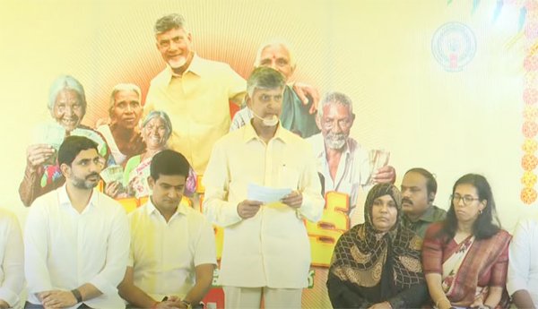 ఎన్టీఆర్ భరోసా పింఛన్ల పంపిణీ ప్రారంభించిన చంద్రబాబు