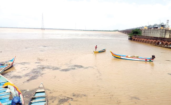 గోదావరి, కృష్ణా, తుంగభద్ర నదులకు పెరుగుతున్న వరద